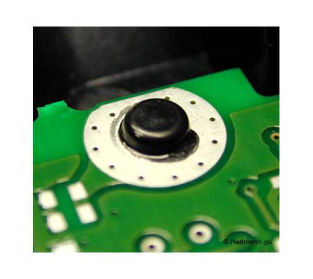 Typische Kunststoff-Leiterplatten Verstemmung. Kunststoffdome fixieren eine Leiterplatte in einem Kunststoff Bauelement. Material PA6-GF30. Domdurchmesser ca. 3,2mm