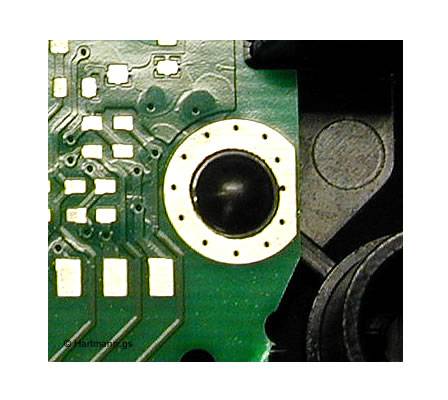 Typische Kunststoff-Leiterplatten Verstemmung. Kunststoffdome fixieren eine Leiterplatte in einem Kunststoff Bauelement. Material PA6-GF30. Domdurchmesser ca. 3,2mm