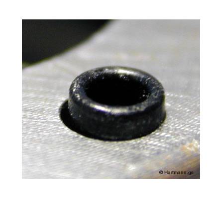 Ein Blech-Stanzteil wird durch einen heißverstemmten Pin in seiner Position fixiert. Der Pin misst vor der Verstemmung ca. 1,5mm. Der heißverstemmte Dom misst etwa 2,8mm. Das Material ist POM.