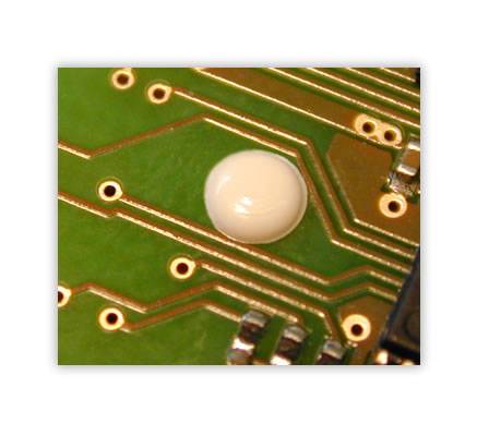 Die Leiterplatte wird in einem Kunststoff-Spritzgussteil mit vorbereiteten Domen positioniert.  Die durch die Leiterplatte geführten Kunststoff-Dome werden mit einem Stempel zu einer Niete umgeformt und die Leiterplatte somit in dem Kunststoffteil fixiert.